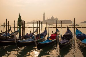 venice, gondolas, sunrise-4286696.jpg